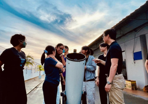 AUSMAT Students Reach For The Moon, A Stellar Telescope Viewing Event At AUSMAT, Sunway College