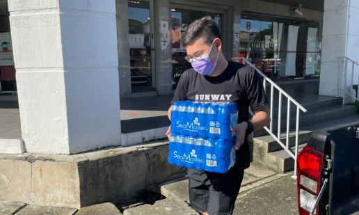 Victoria University at Sunway students come in aid of flood victims